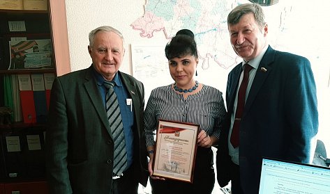 Преподавателю ОГУ вручена заслуженная награда